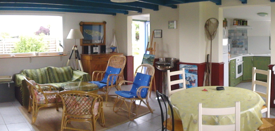 L'intérieur de la maison : le salon et la cuisine